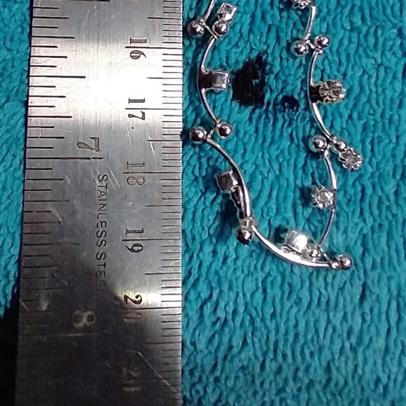 Elegant Silvertone Crystals Wavy Necklace with Crystal Accents vintage - Picture 2 of 4